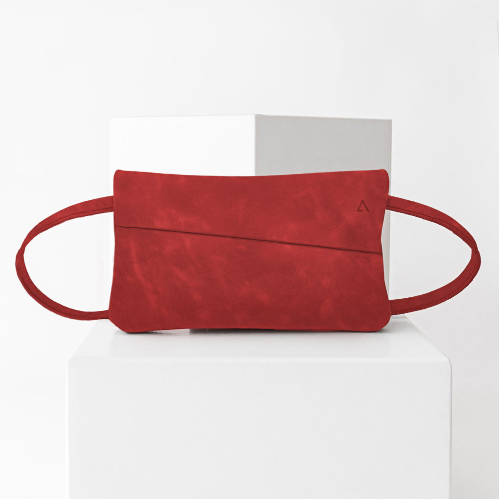 3-in-1-Tasche ISA aus nachhaltigem Naturleder in Rot mit dezenter Logoprägung und verstellbarem Träger