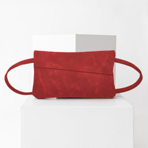 3-in-1-Tasche ISA aus nachhaltigem Naturleder in Rot mit dezenter Logoprägung und verstellbarem Träger