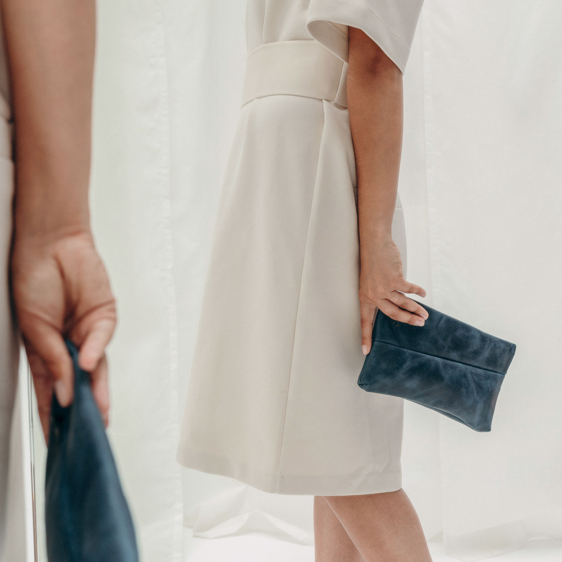 Model trägt 3-in-1 Tasche Isa in blau aus Naturleder