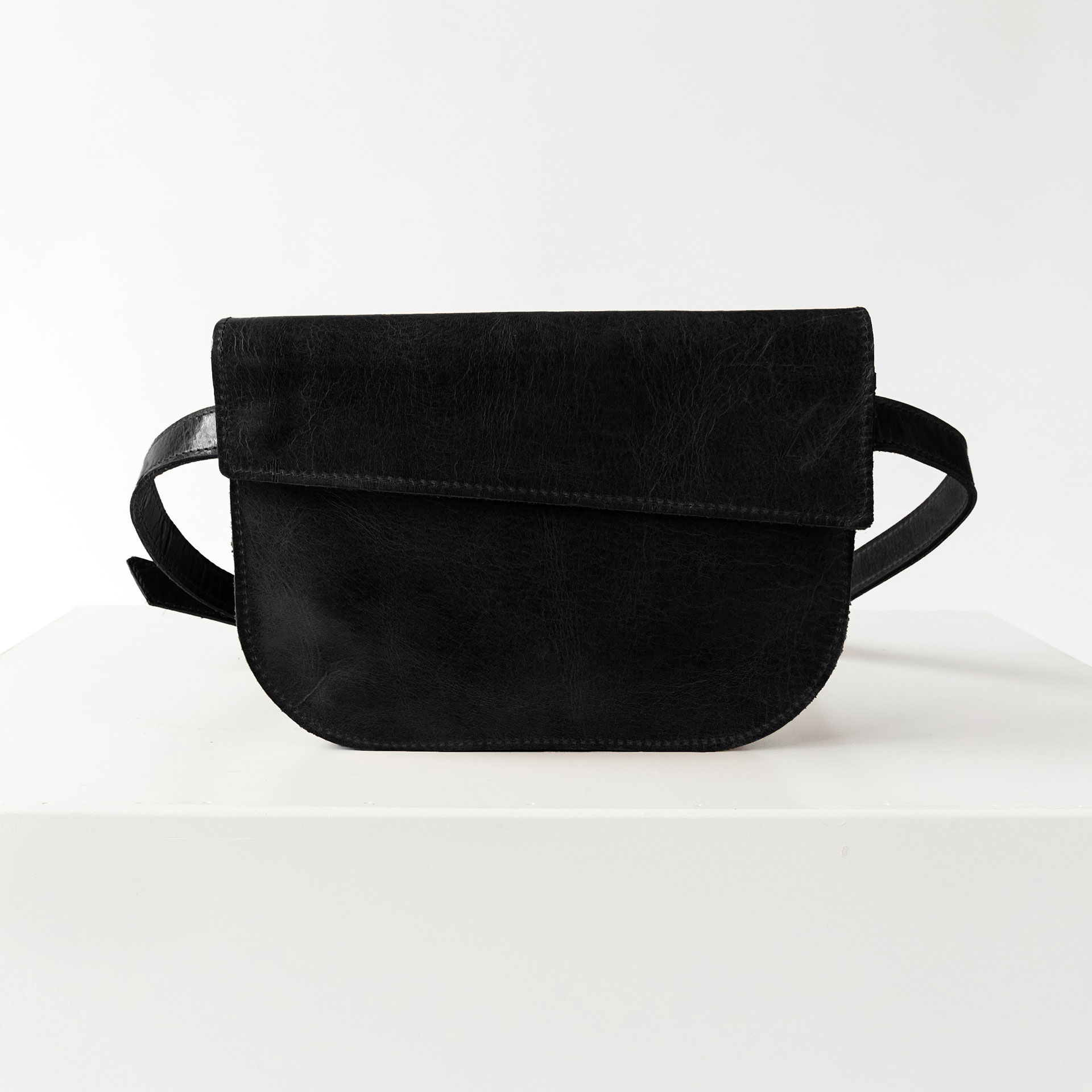 Crossbody Bag TEA in der Farbe Schwarz geölt.