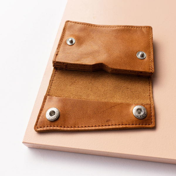 Minimalistisches Portemonnaie ENO aus Naturleder in Cognac geölt aufgeklappt mit Steckfächern