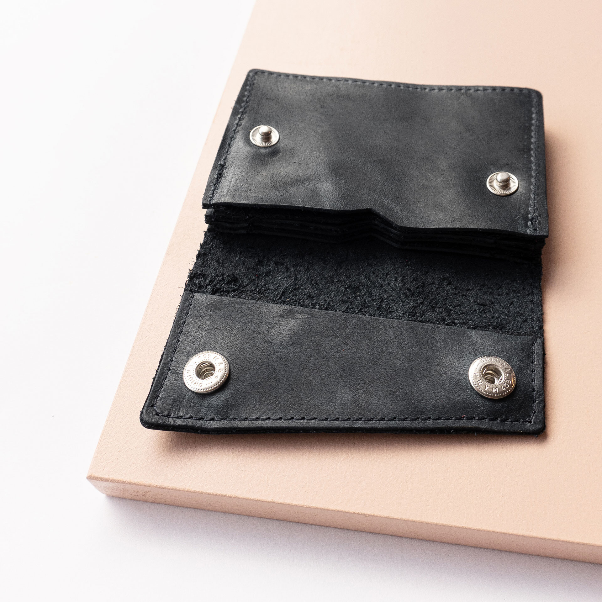 Minimalistisches Portemonnaie ENO aus Naturleder in Kohle aufgeklappt mit Steckfächern