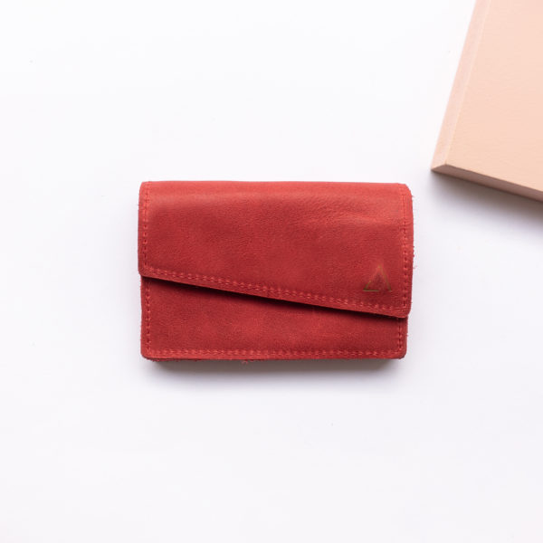 Minimalistisches Portemonnaie ENO aus Naturleder in Rot von vorn mit Logoprägung