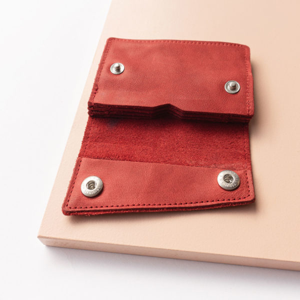 Minimalistisches Portemonnaie ENO aus Naturleder in Rot aufgeklappt mit Steckfächern