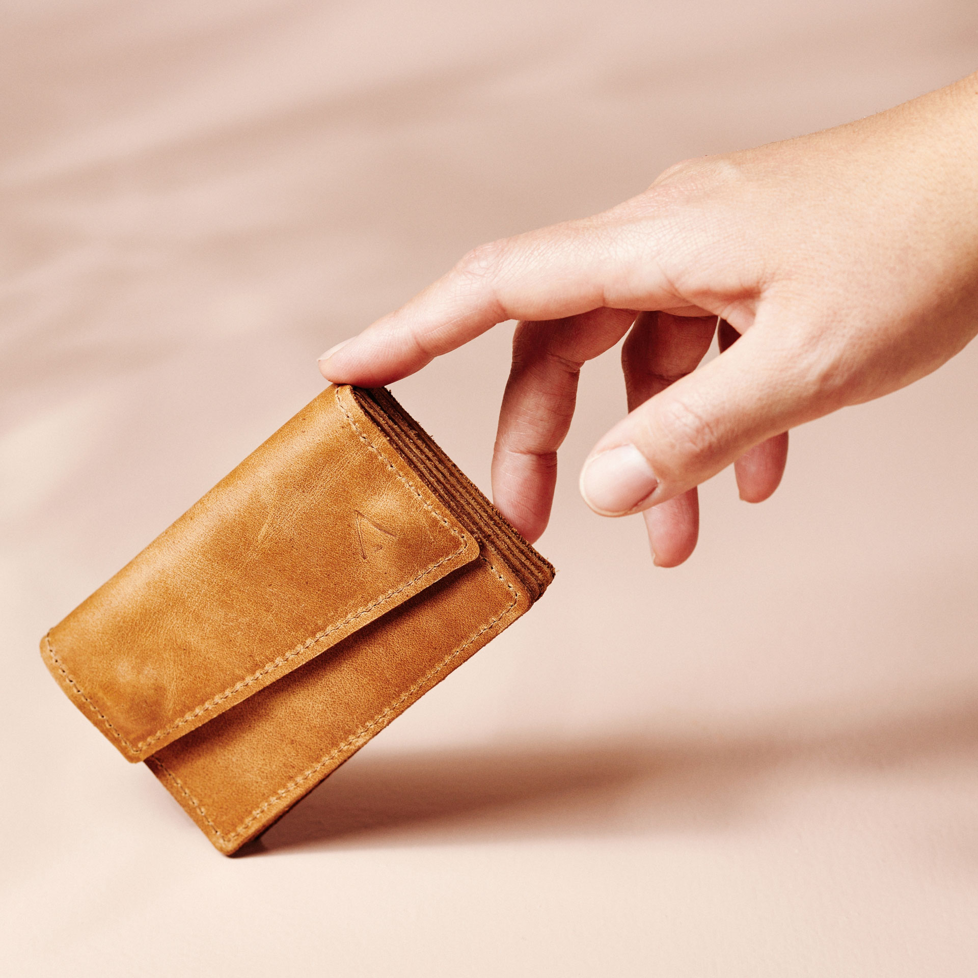 Unser kleine Portemonnaie ist im Vergleich etwas kleiner als eine Hand.