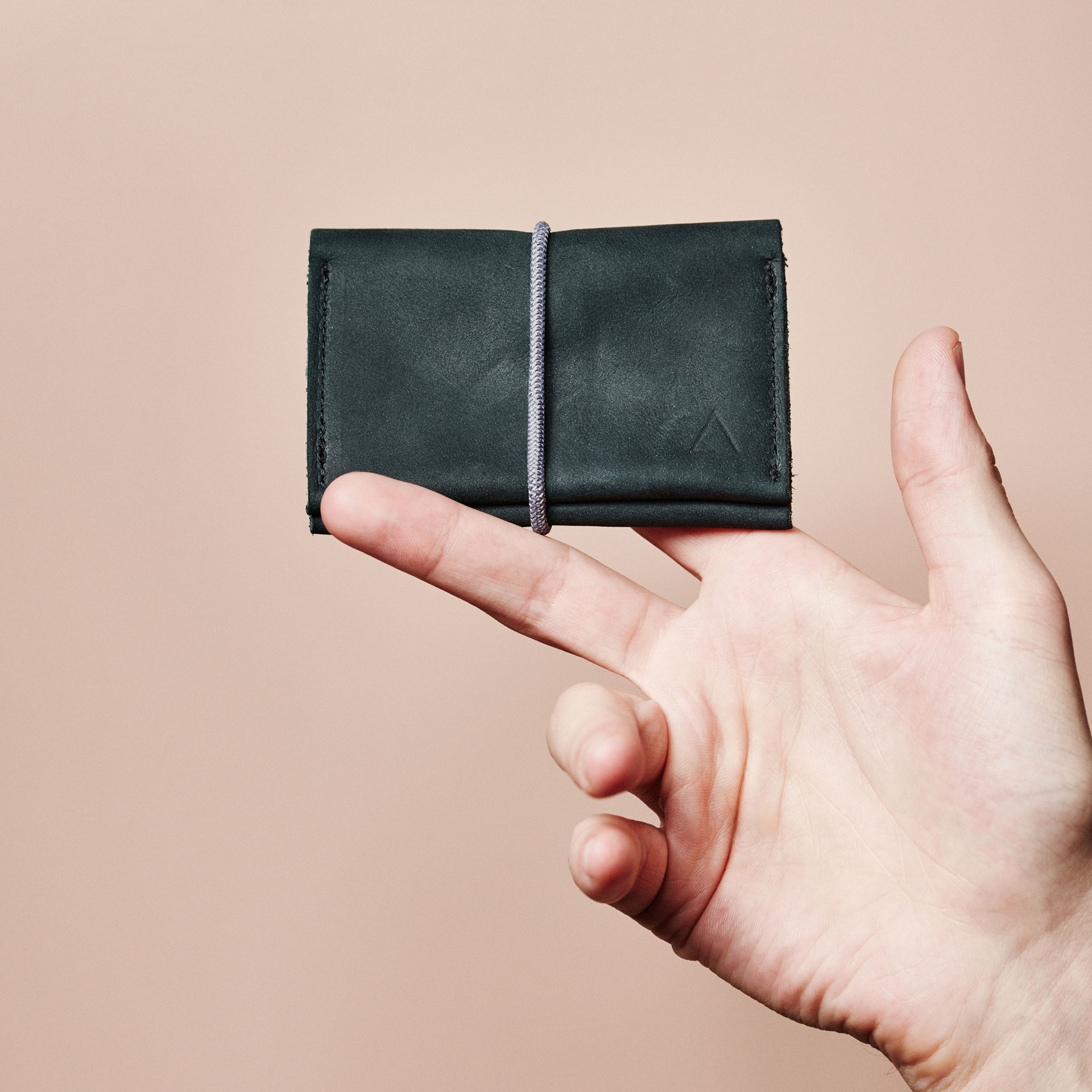 Portemonnaie OLI MIDI in kohle mit grauem Band aus nachhaltigem Naturleder
