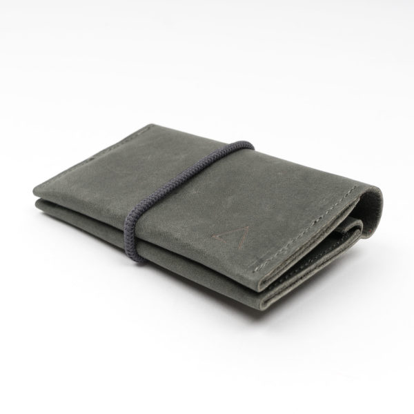 Portemonnaie OLI MIDI aus nachhaltigem Naturleder in Steingrau mit grauem Verschlussband