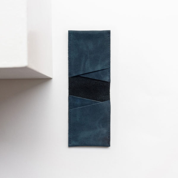 Portemonnaie OLI SMALL geöffnet in dunkelblau aus nachhaltigem Naturleder