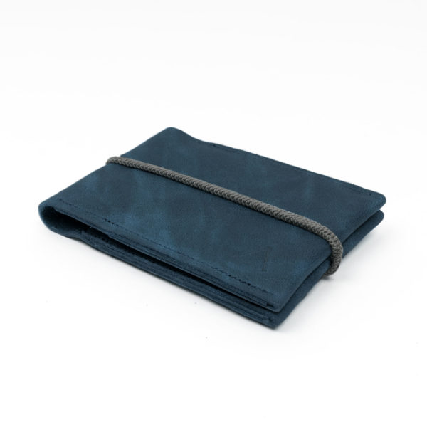 Kleines Portemonnaie OLI SMALL aus dunkelblauem Naturleder mit Verschlussband in Grau