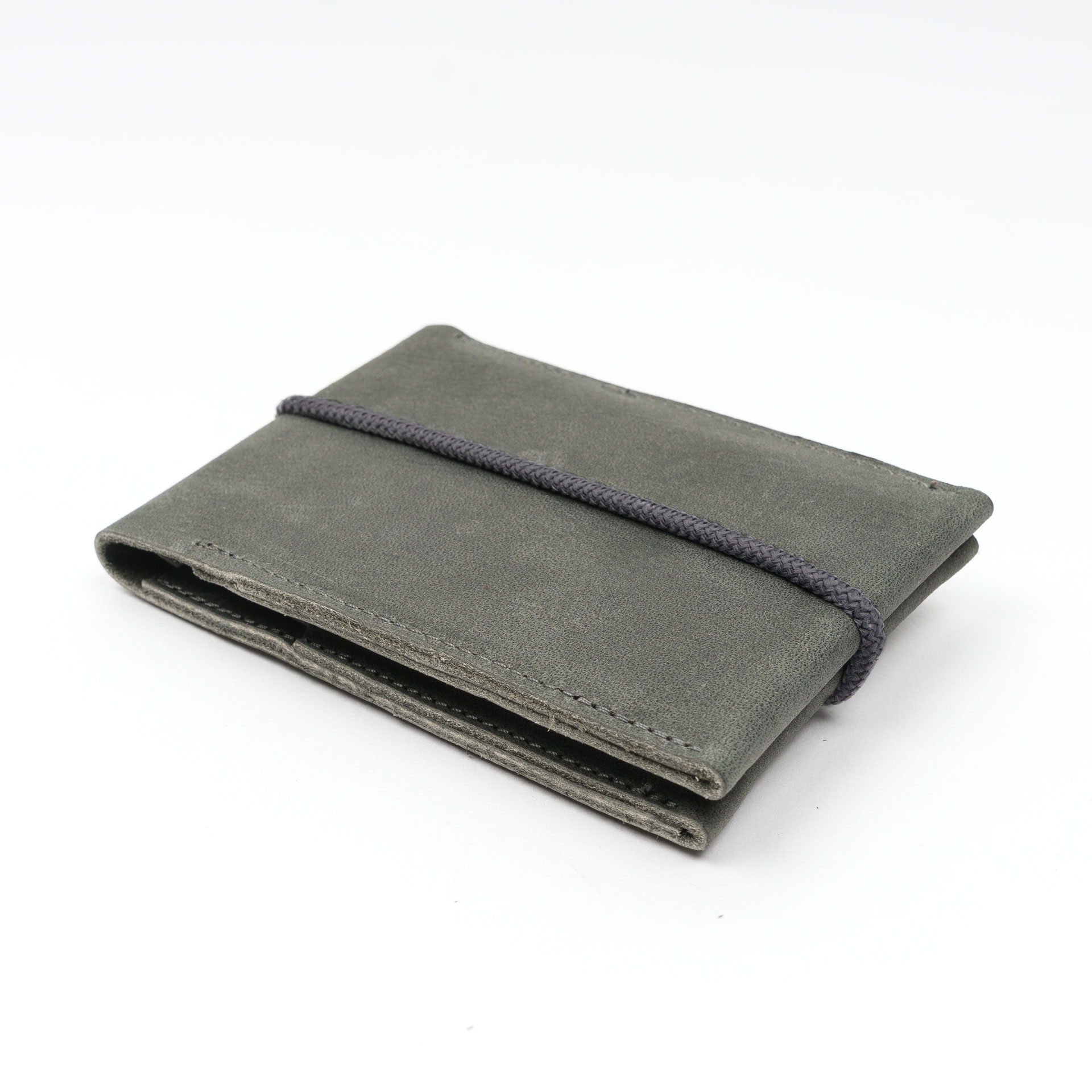 Schlichtes Portemonnaie OLI SMALL aus Naturleder in Steingrau mit grauem Verschlussband