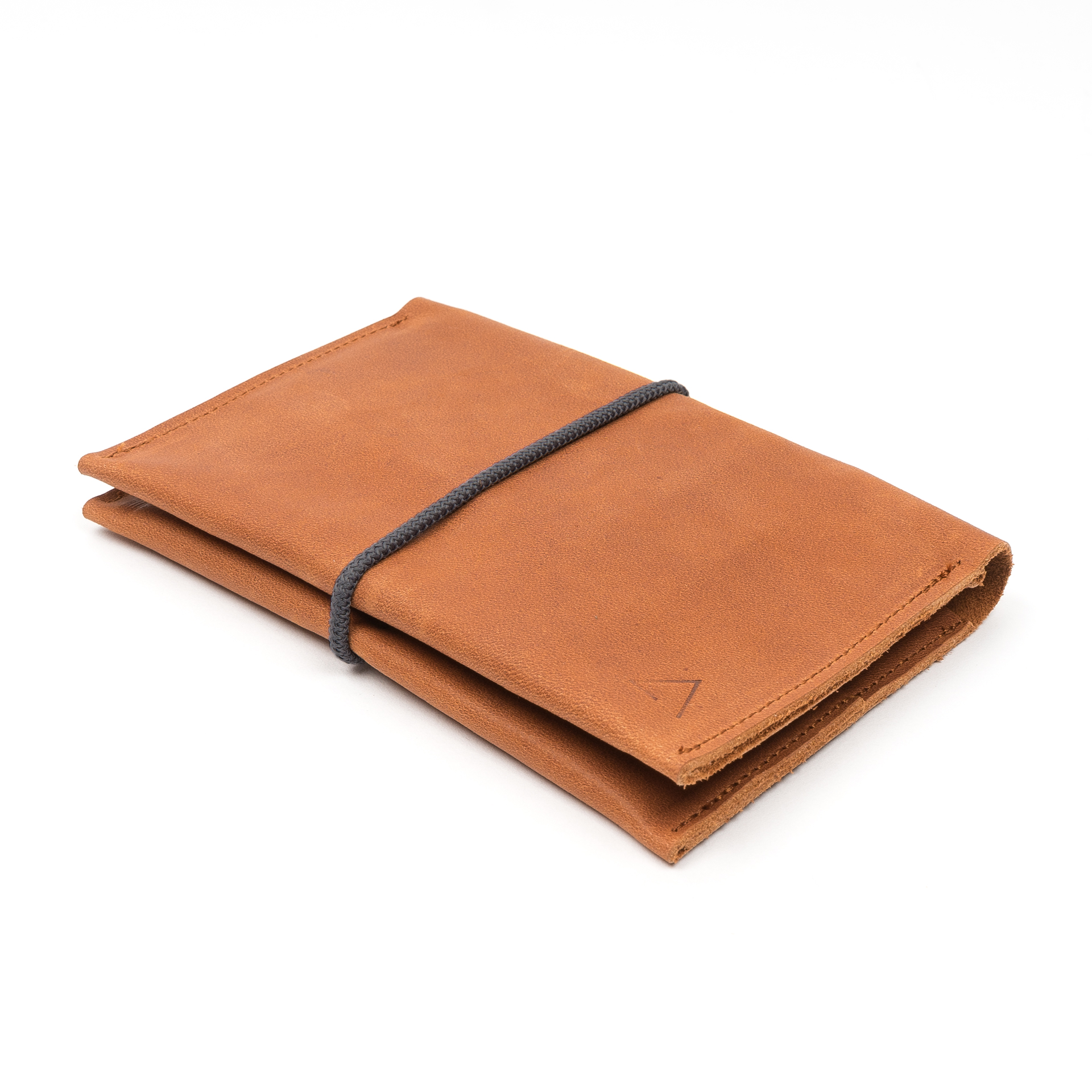 Brieftasche OLI LARGE aus nachhaltigem Naturleder in Cognac geölt mit grauem Verschlussband