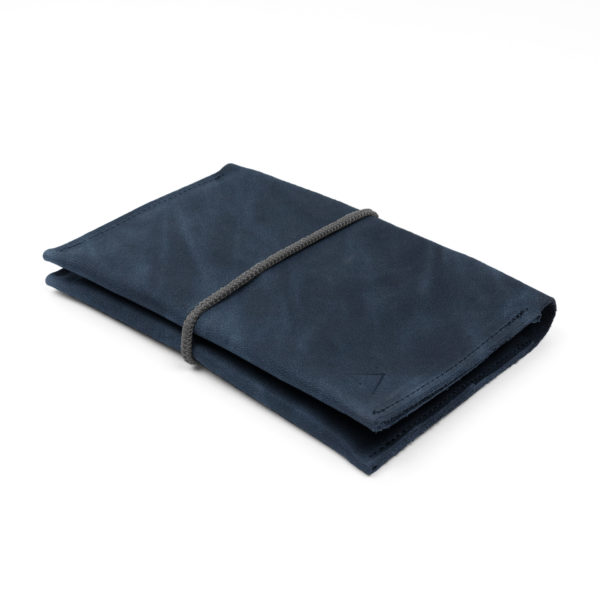 Brieftasche OLI LARGE aus nachhaltigem Naturleder in Dunkelblau mit grauem Verschlussband