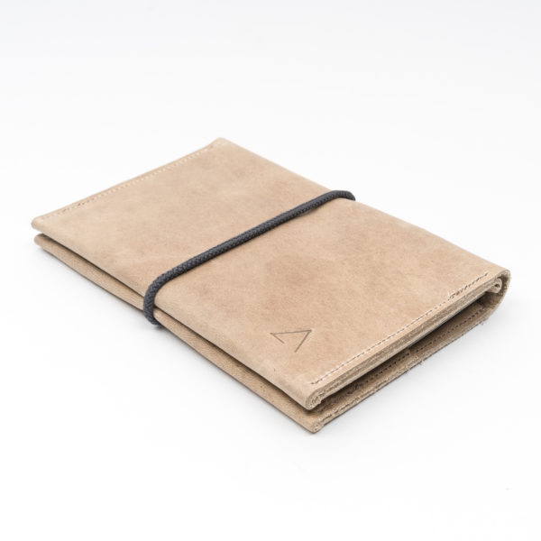 Brieftasche OLI LARGE aus nachhaltigem Naturleder in Hellbraun mit grauem Verschlussband