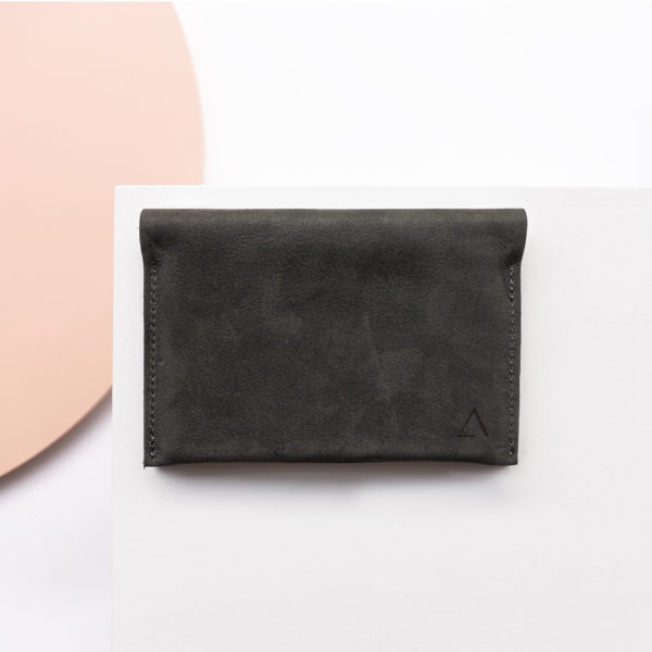 Portemonnaie OLI LARGE aus Naturleder in Kohle von vorn mit Logoprägung
