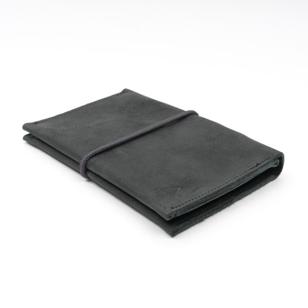 Portemonnaie OLI LARGE aus nachhaltigem Naturleder in Kohle mit grauem Verschlussband