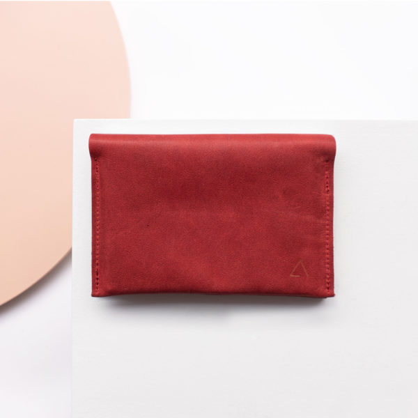 Portemonnaie OLI LARGE aus Naturleder in Rot von vorn mit Logoprägung