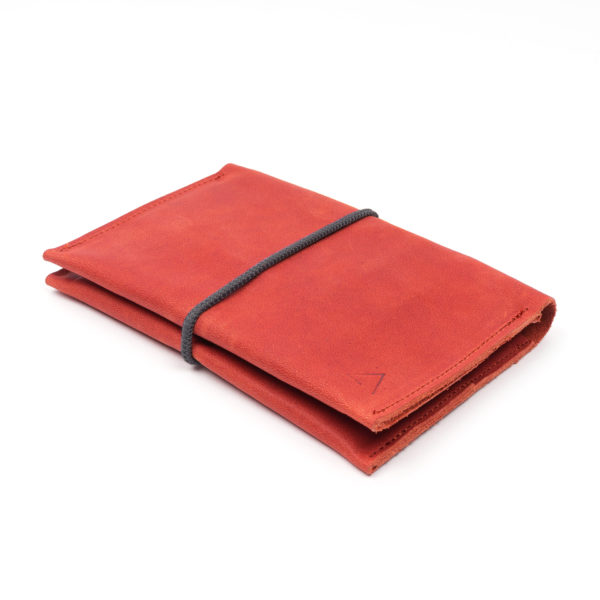 Portemonnaie OLI LARGE aus nachhaltigem Naturleder in Rot mit grauem Verschlussband