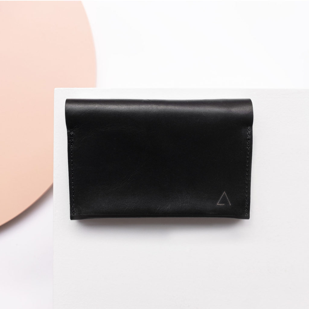 Portemonnaie OLI LARGE aus Naturleder in Schwarz geölt von vorn mit Logoprägung