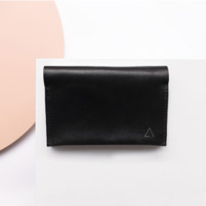 Portemonnaie OLI LARGE aus Naturleder in Schwarz geölt von vorn mit Logoprägung