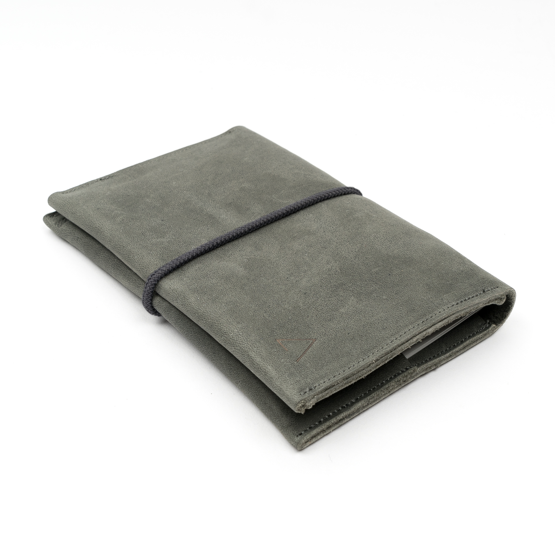 Portemonnaie OLI LARGE aus nachhaltigem Naturleder in Steingrau mit grauem Verschlussband