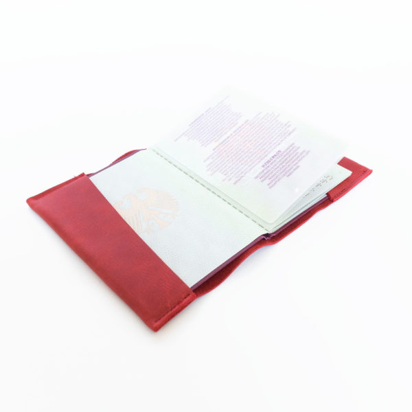 Reisepasshülle EVE aus nachhaltigem Naturleder in Rot aufgeklappt mit Reisepass