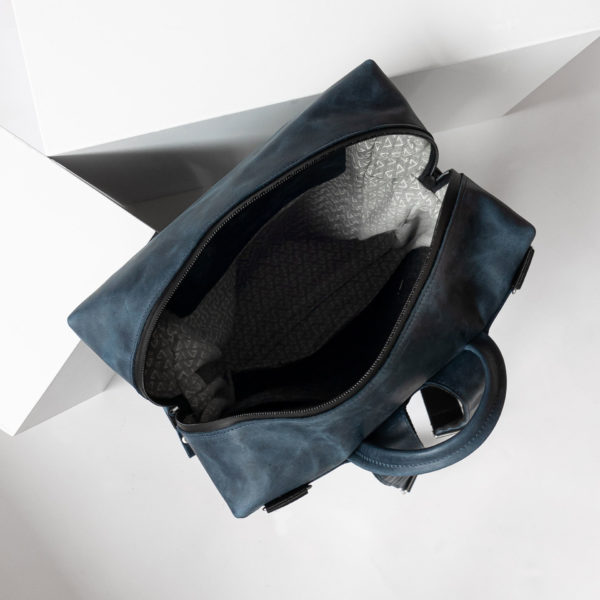 Innenansicht des Rucksacks NEO LARGE aus Naturleder in Dunkelblau mit Futterstoff, Reißverschlusstasche und Laptopfach aus Filz