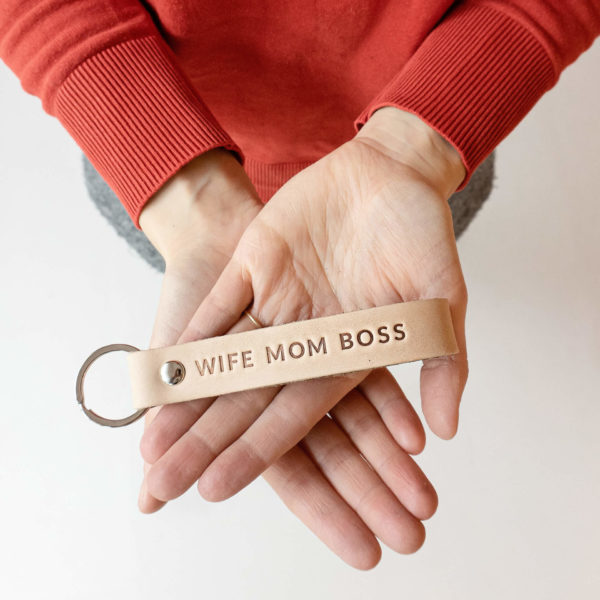 Schlüsselband LOC in der Farbe Hellbraun mit der Prägung "WIFE MOM BOSS" in Natur.