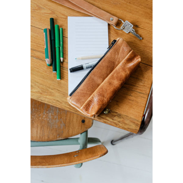 Stifteetui PEN aus nachhaltigem Naturleder in Cognac geölt auf Holztisch mit Stiften, Block und Schlüsselband