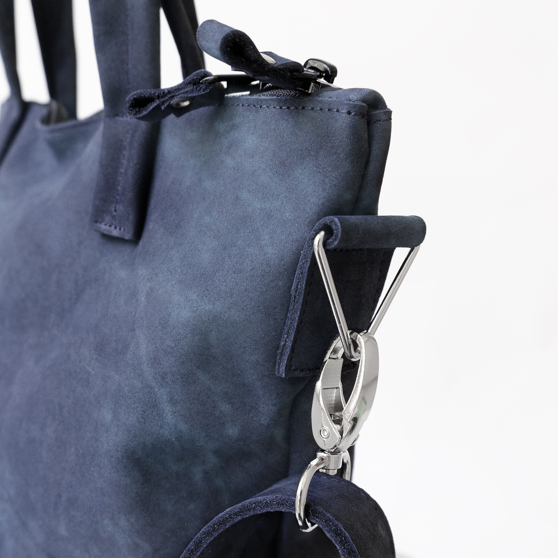 Detailansicht Umhängetasche ANA mit Henkeln und Schultergurt aus dunkelblauem Naturleder