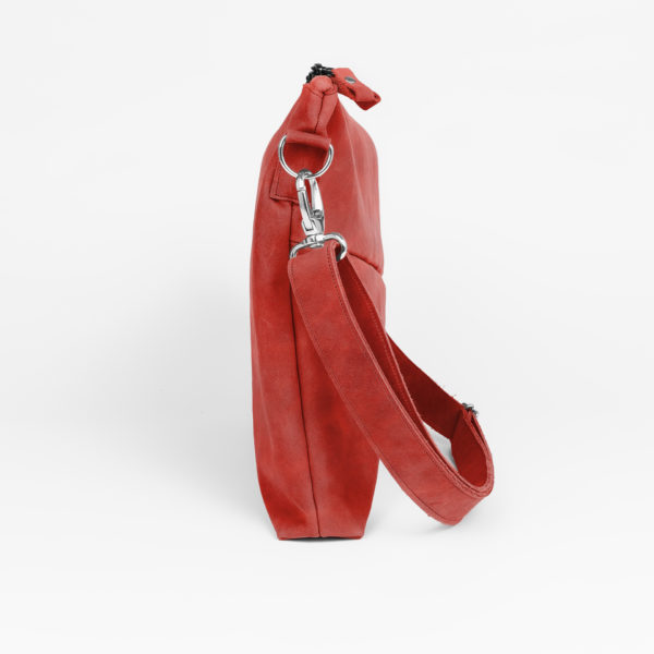 Seitenansicht Umhängetasche ANA mit Schultergurt aus rotem Naturleder