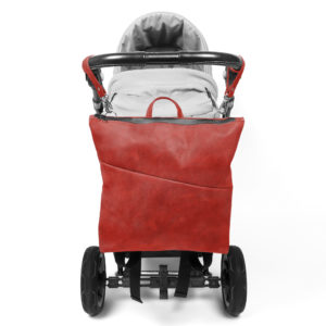 Wickelrucksack LIN aus Naturleder in Rot mit Aufhängungen an Kinderwagen befestigt