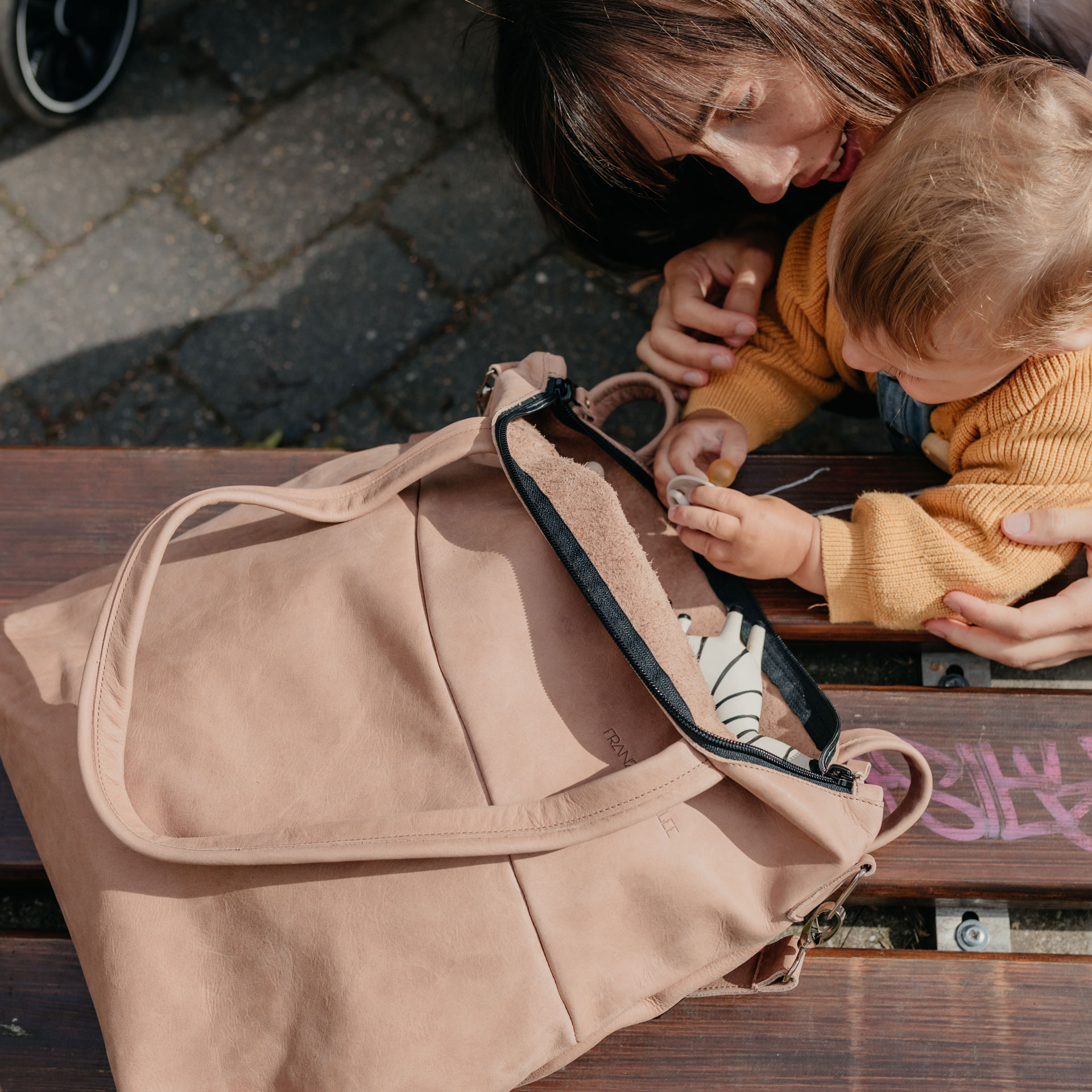Mutter und Kind mit Wickeltasche Mia Midi in hellbraun aus nachhaltigem Naturleder