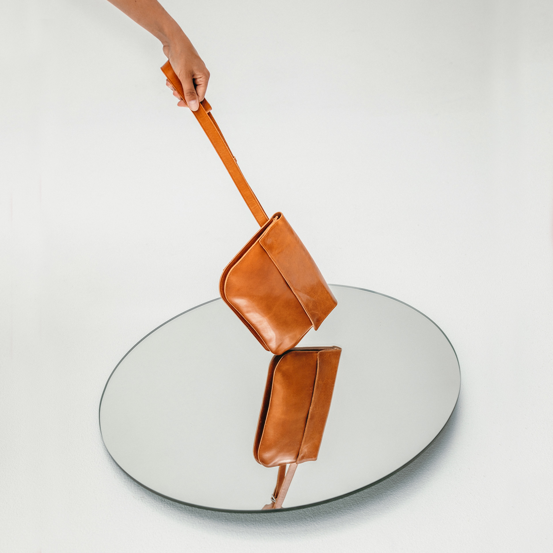 Detailansicht Crossbody Bag Tea aus cognacfarbenem geölten Naturleder