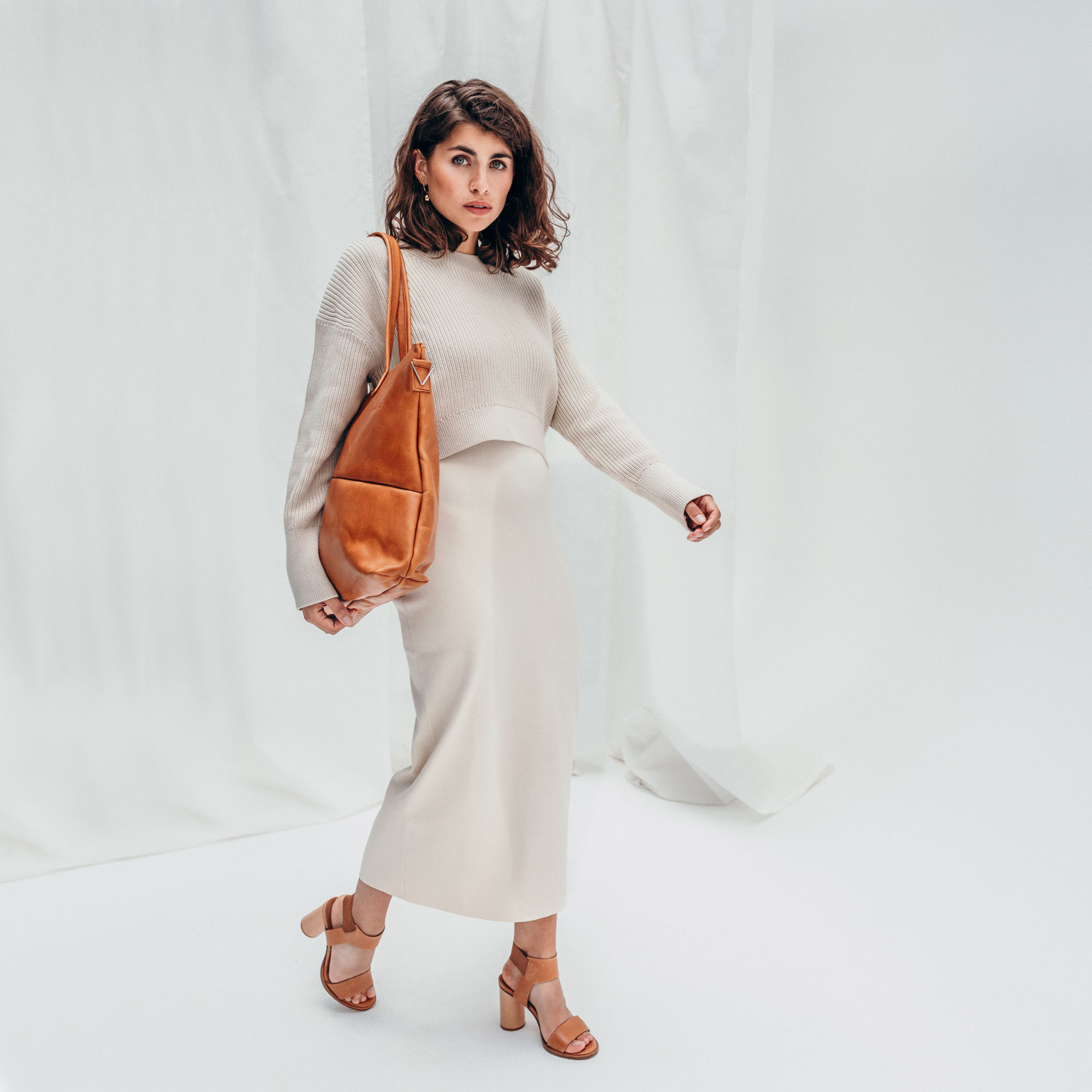 Model mit Shopper Ela aus nachhaltigem Leder in cognac geölt