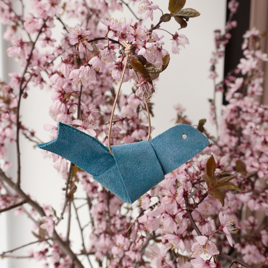 DIY Basteln mit Leder Vogel aus Naturleder in Hellblau