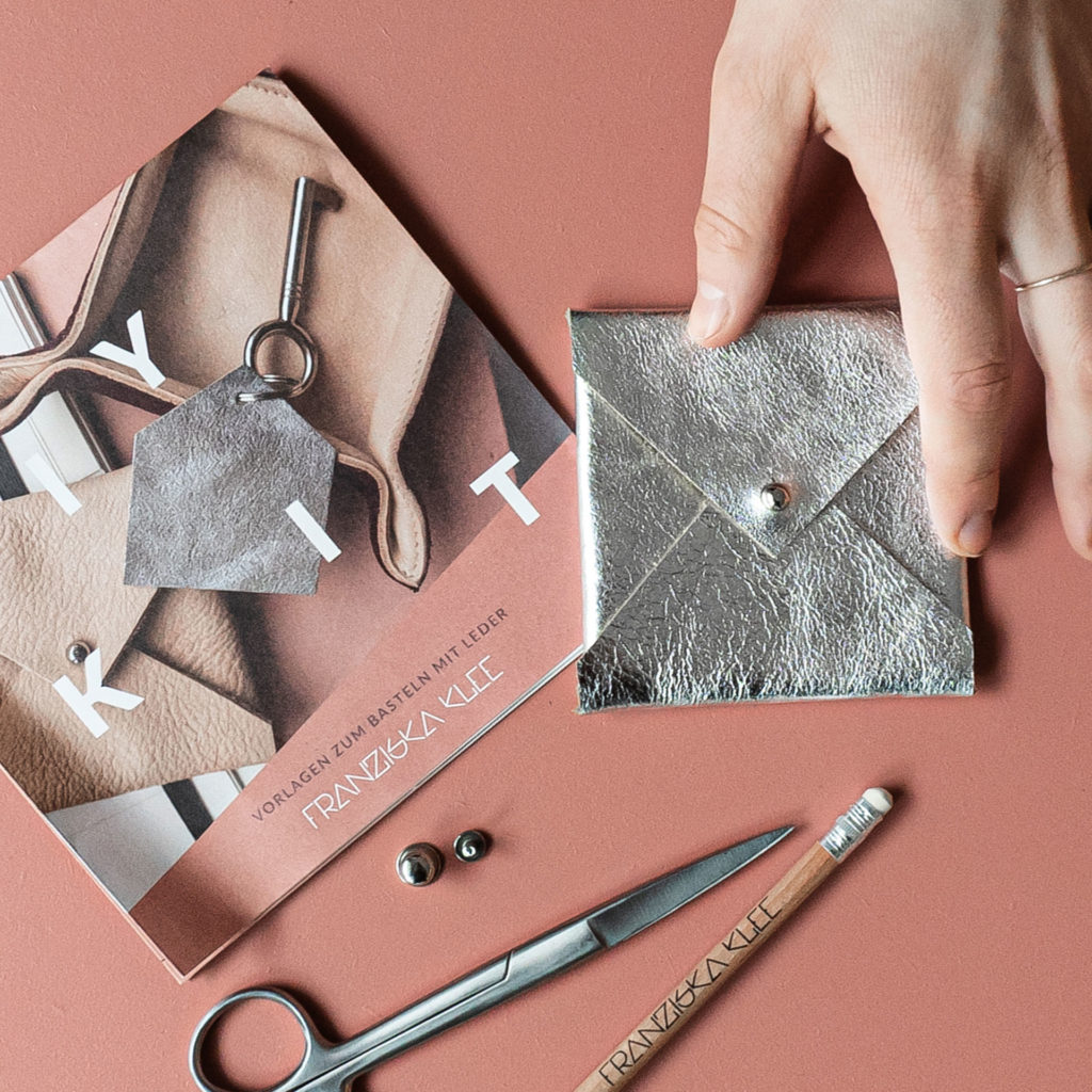 Mood Shot DIY Basteln mit Leder Mini-Portemonnaie aus Naturleder in Silber