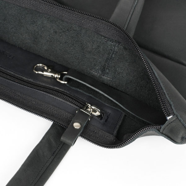 Detailansicht innen der Wickeltasche MIA MIDI aus Naturleder in Kohle mit Reißverschlussinnenfach und Schlüsselkarabiner