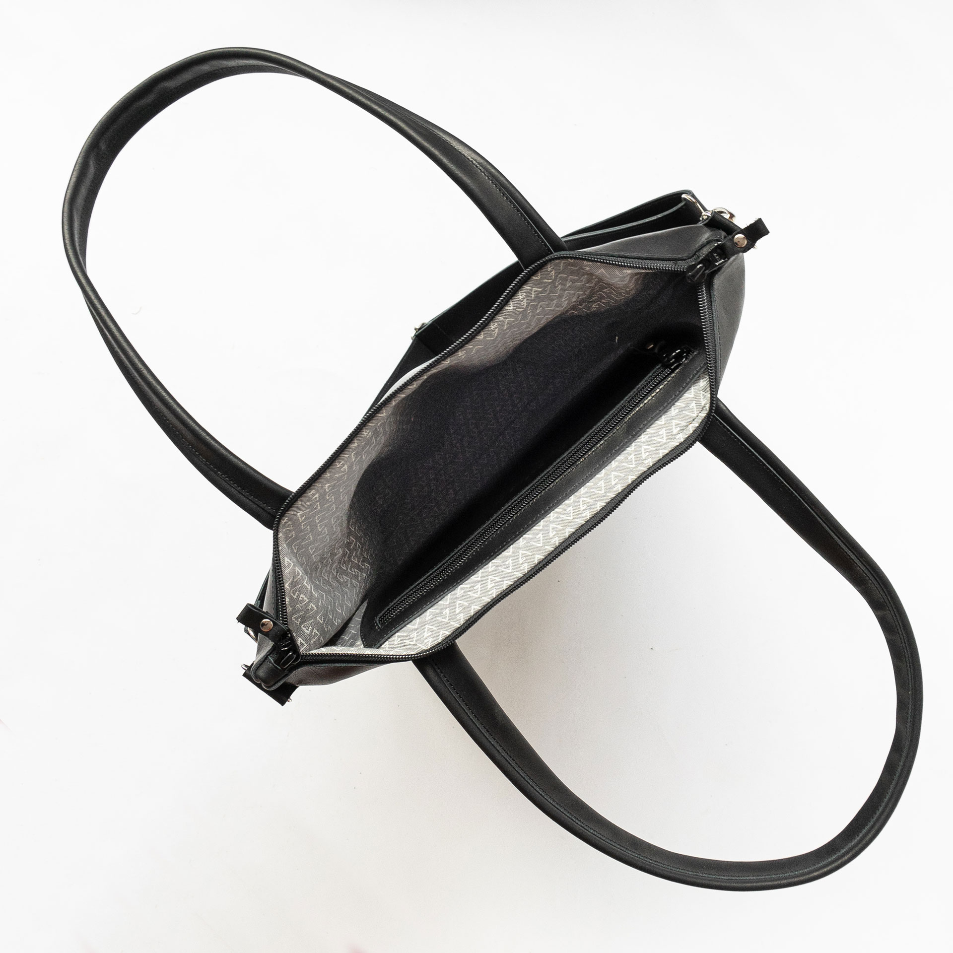 Innenansicht der Wickeltasche MIA MIDI aus Naturleder in Schwarz geölt mit Futterstoff und Innentasche mit Reißverschluss