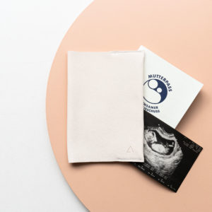 Mutterpasshülle EVE aus nachhaltigem Naturleder in Creme mit dezenter Logoprägung