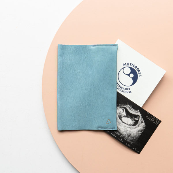Mutterpasshülle EVE aus nachhaltigem Naturleder in Hellblau mit dezenter Logoprägung