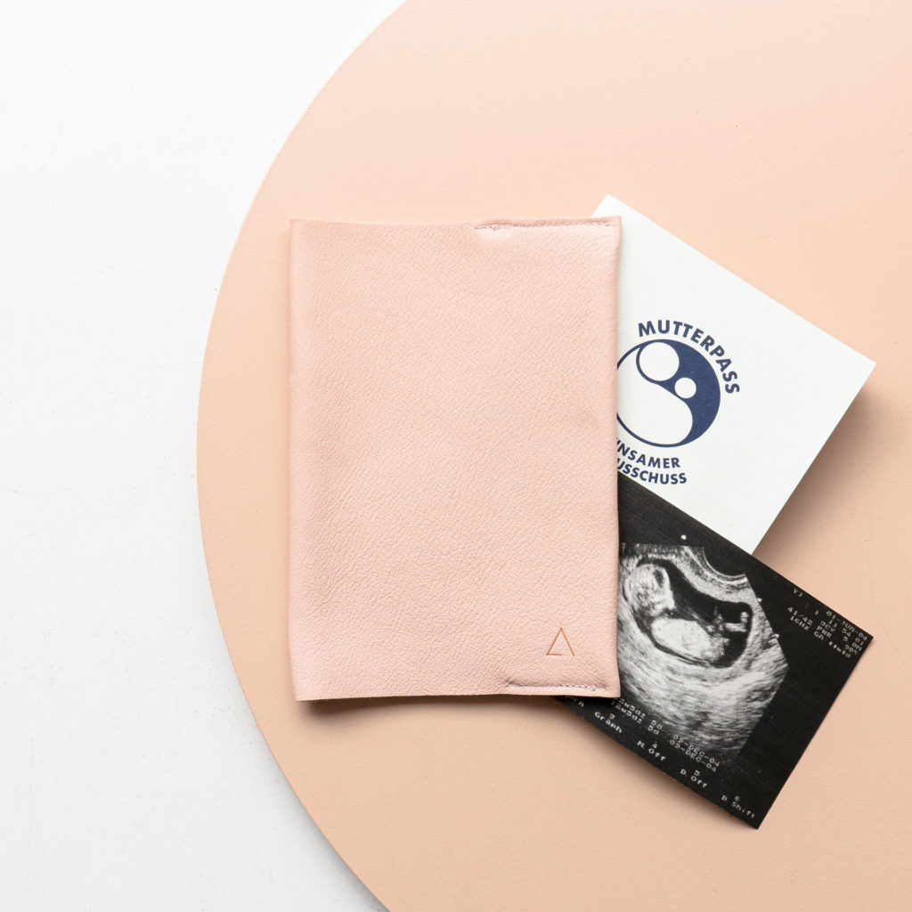 Mutterpasshülle EVE aus nachhaltigem Naturleder in Rosa mit dezenter Logoprägung