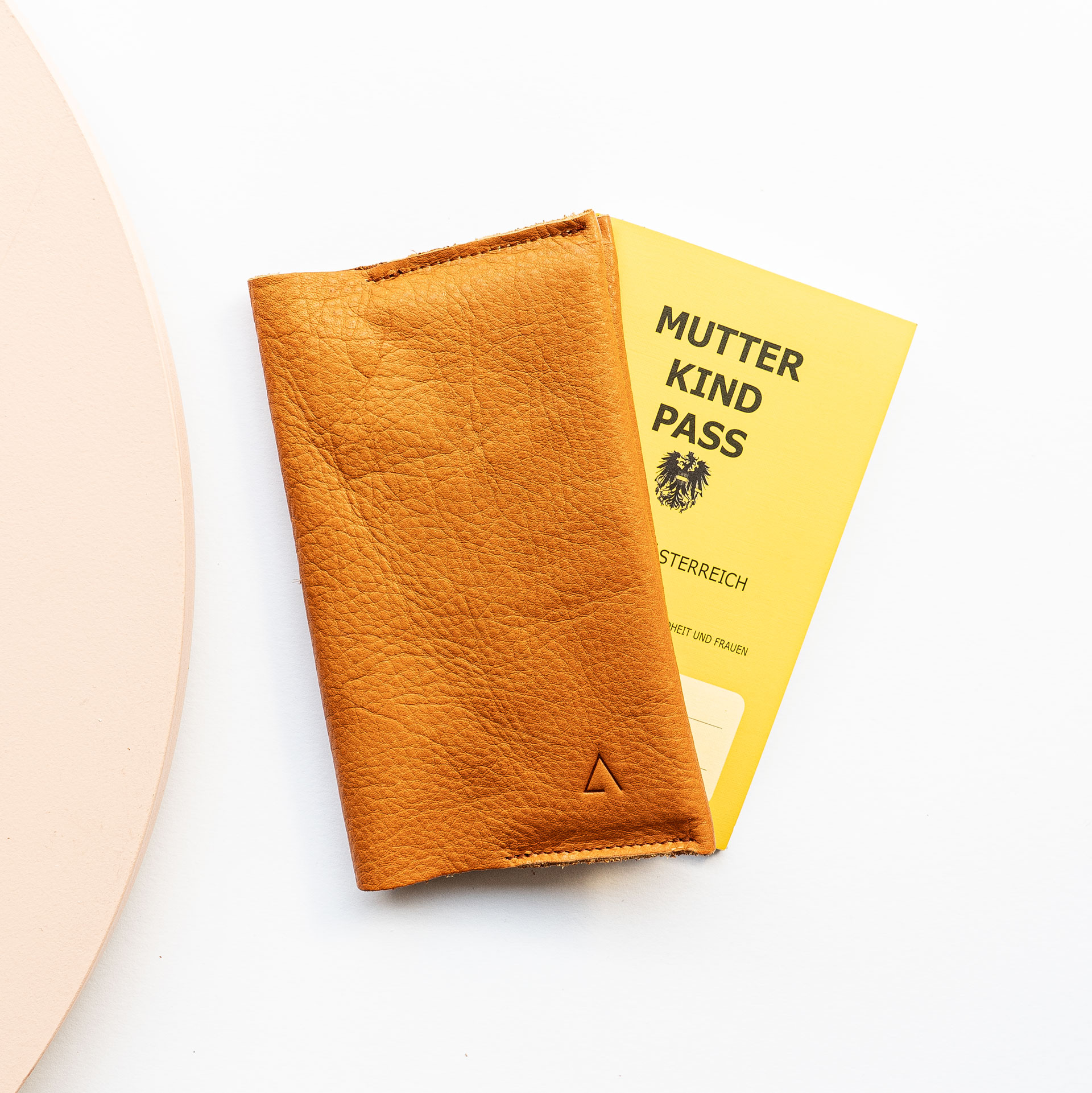 Mutter-Kind-Pass-Hülle EVE Österreich aus Naturleder in Cognac mit dezenter Logoprägung