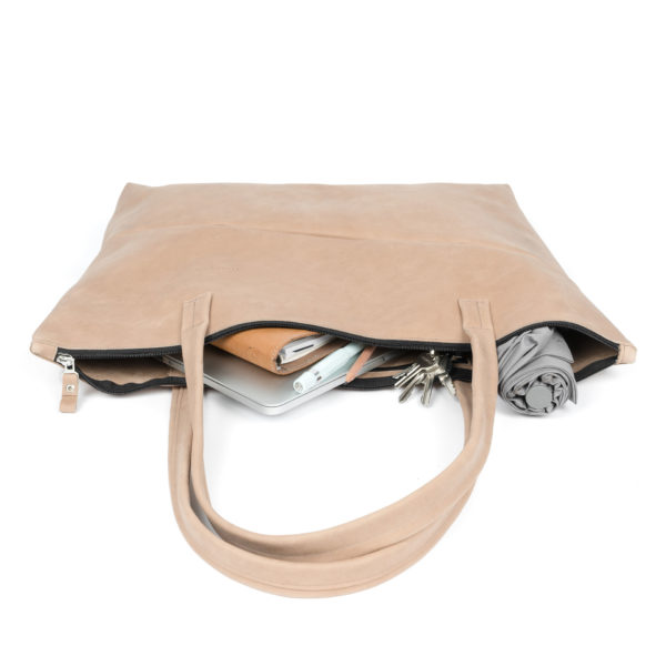XXL-Shopper ELA aus nachhaltigem Naturleder in Hellbraun gepackt mit Laptop, Notizbuch, Schirm und diversen Kleinutensilien