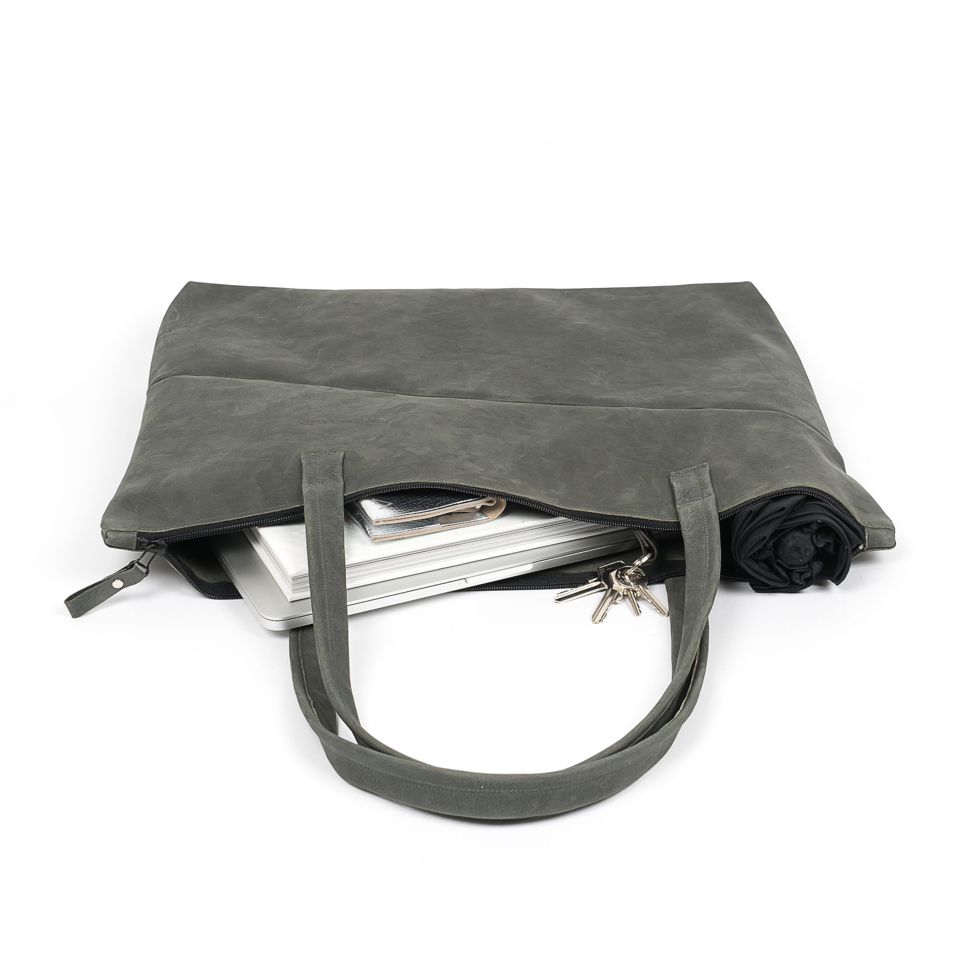 XXL-Shopper ELA aus nachhaltigem Naturleder in Steingrau gepackt mit Laptop, Notizbuch, Schirm und diversen Kleinutensilien