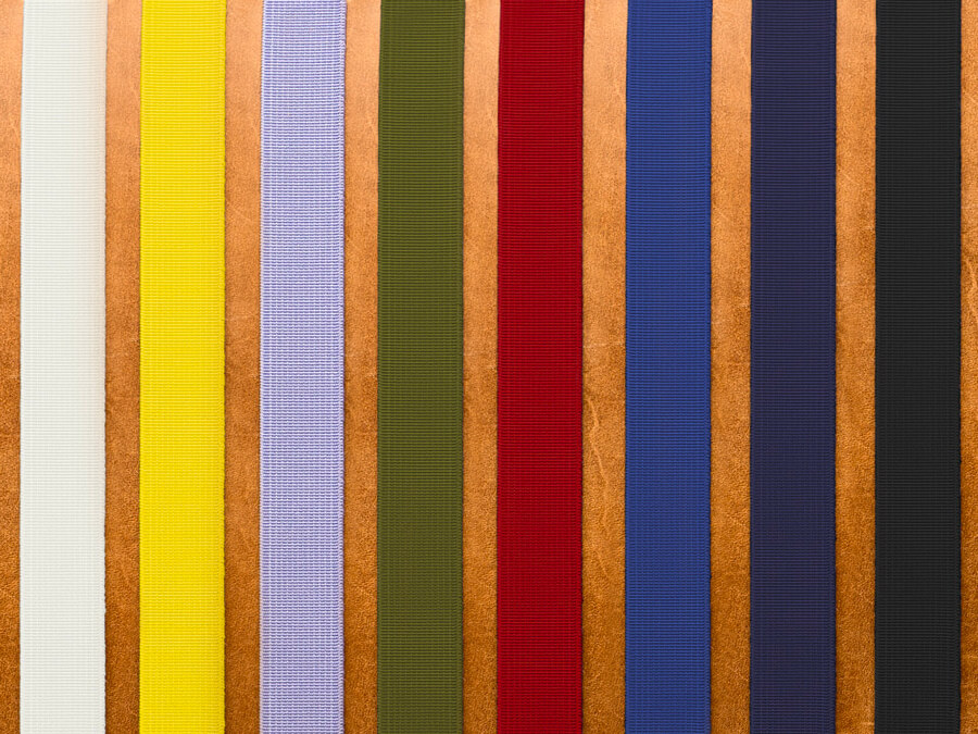 Beispiel wie die Bänder auf cognacfarbenen Leder aussehen