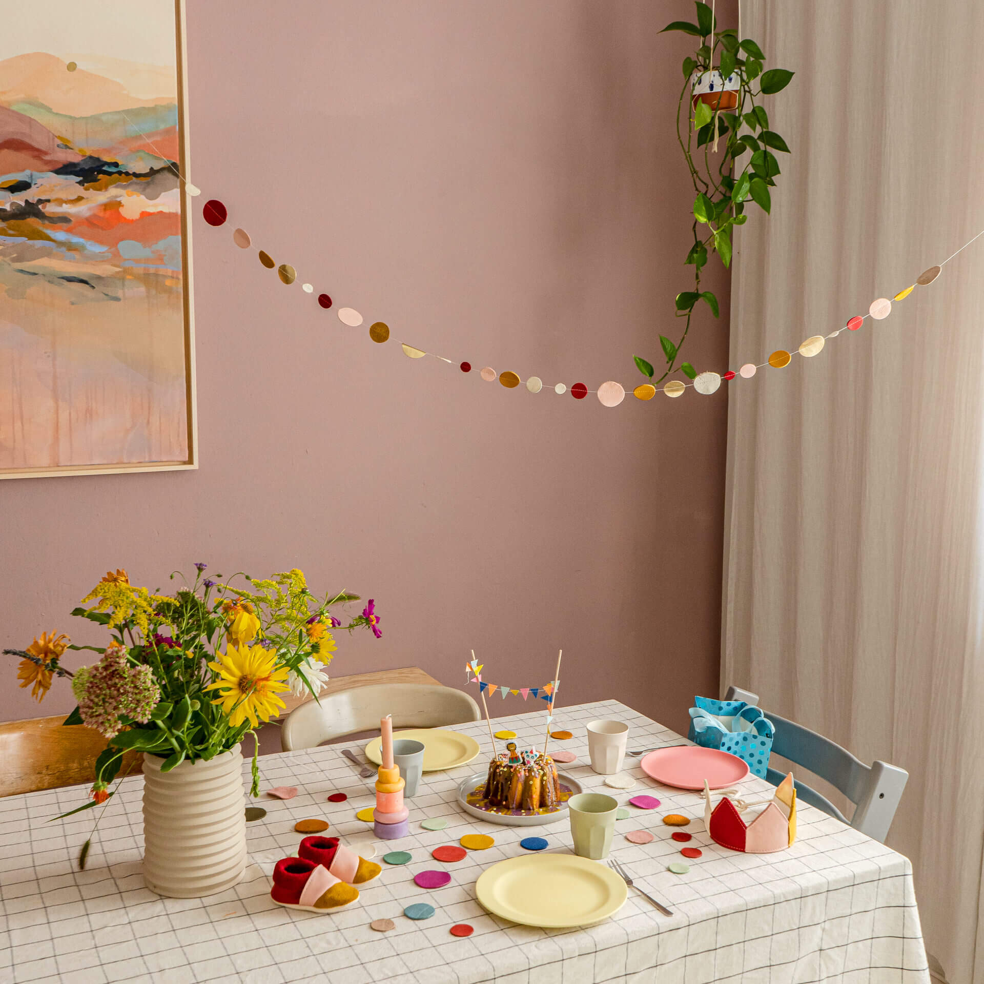 Kindergeburtstag-Girlande-wiederverwendbar-Naturleder-Franziska Klee-mood-2-Tisch