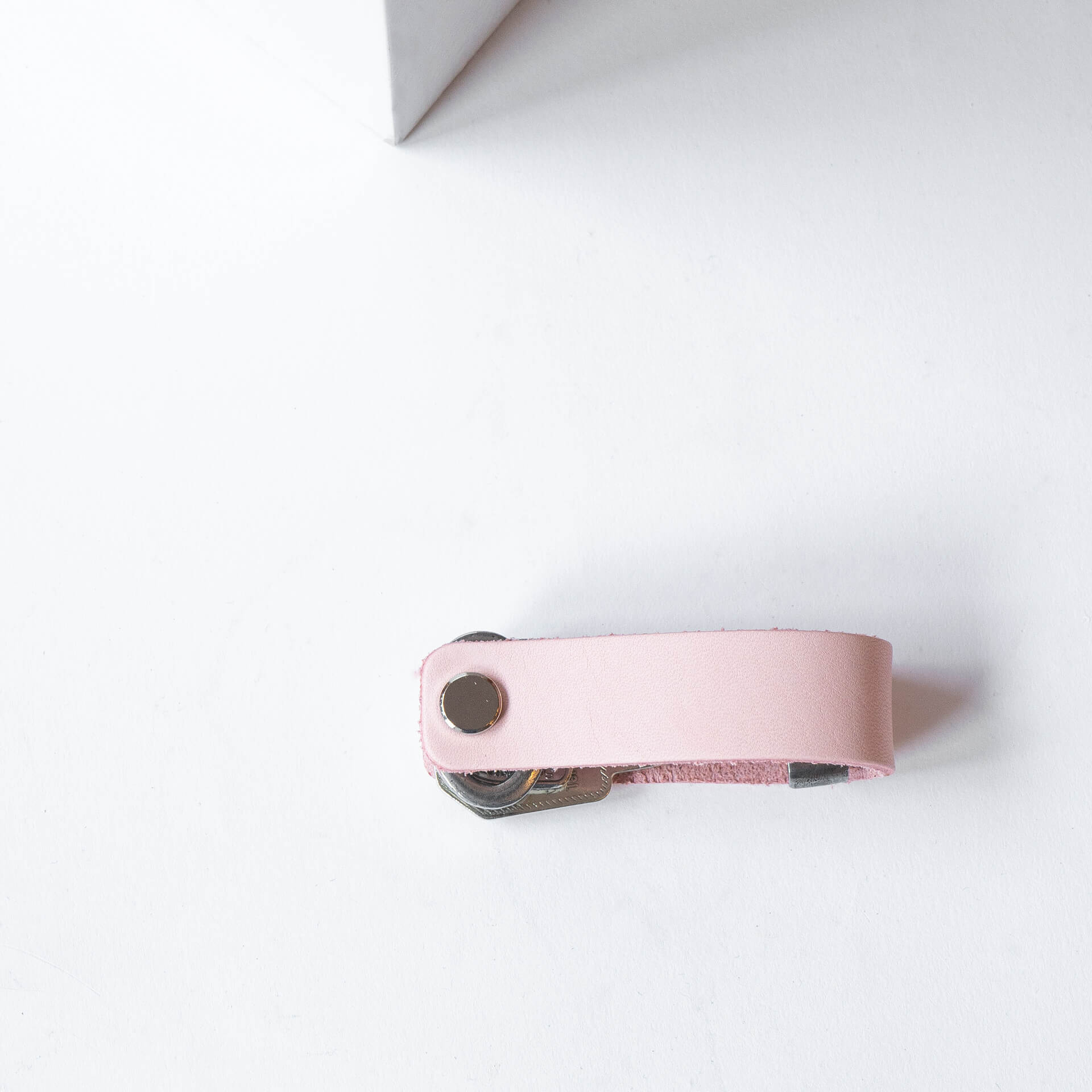 Schluesselband-BEN-rosa-Naturleder-mit-wunschpraegung-geschlossen-front