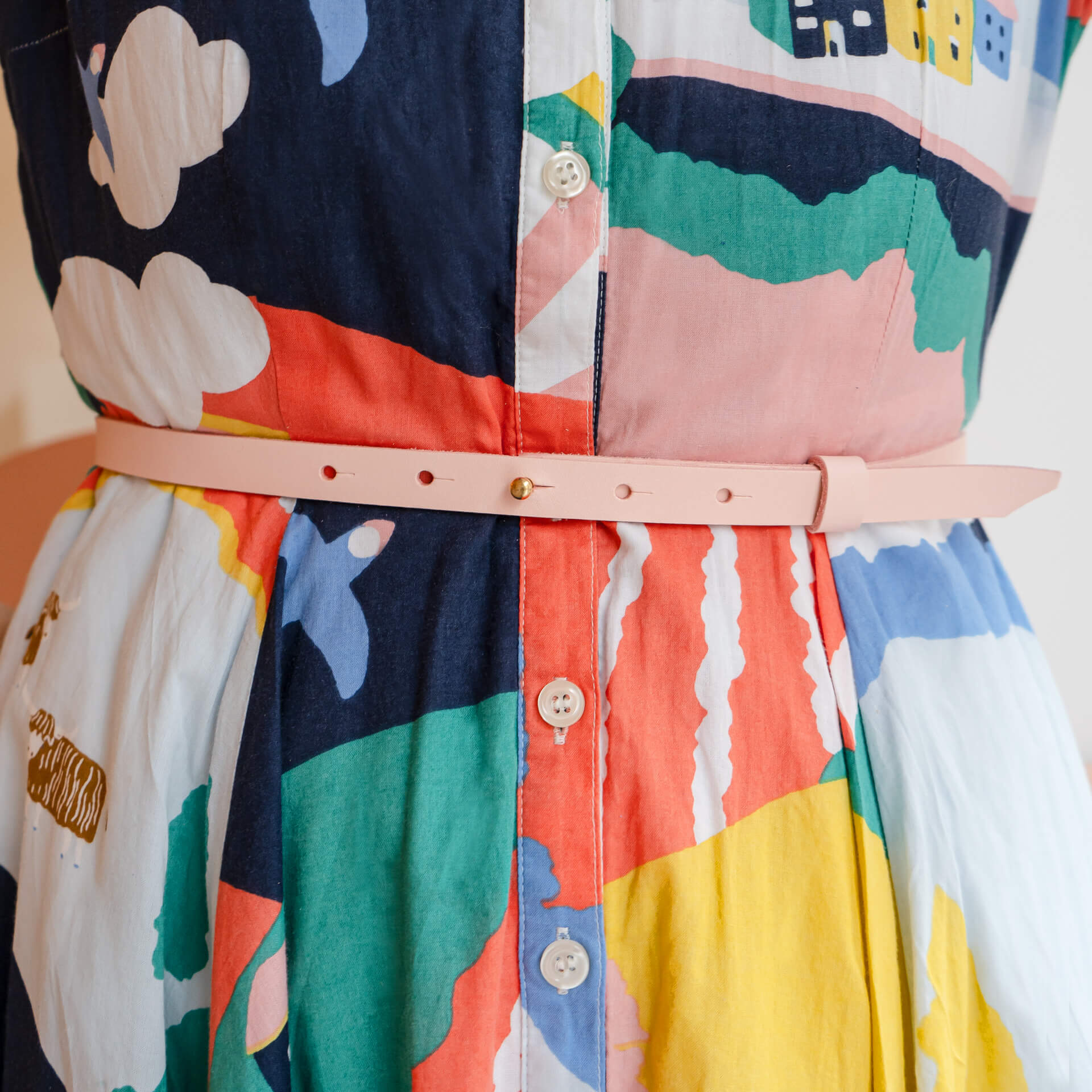 Franziska-Klee-mood-Kleid-Taillenguertel-puder