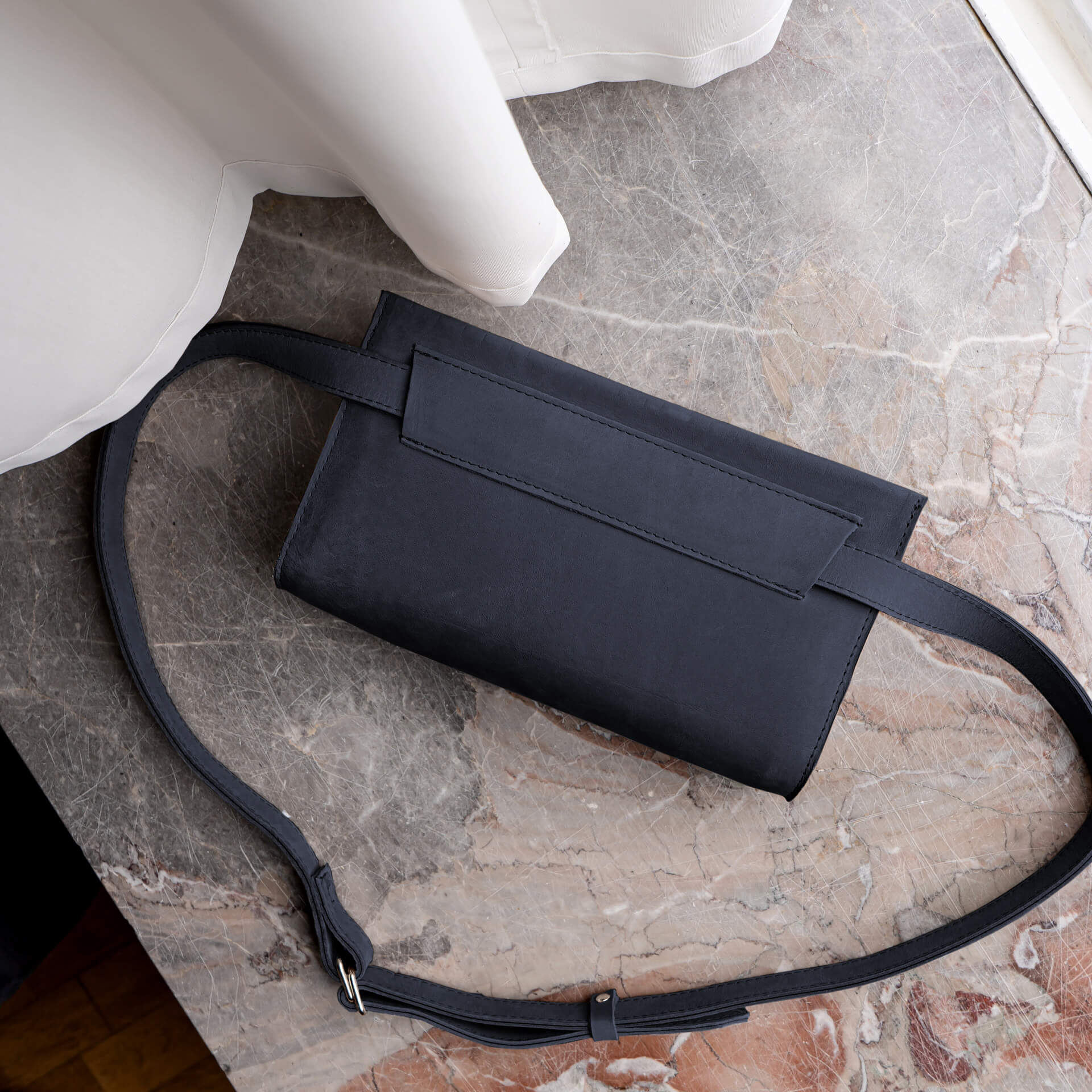 Crossbody Bag JEN-FRANZISKA KLEE-Naturleder-dunkelblau-Detail Blende Rueckseite