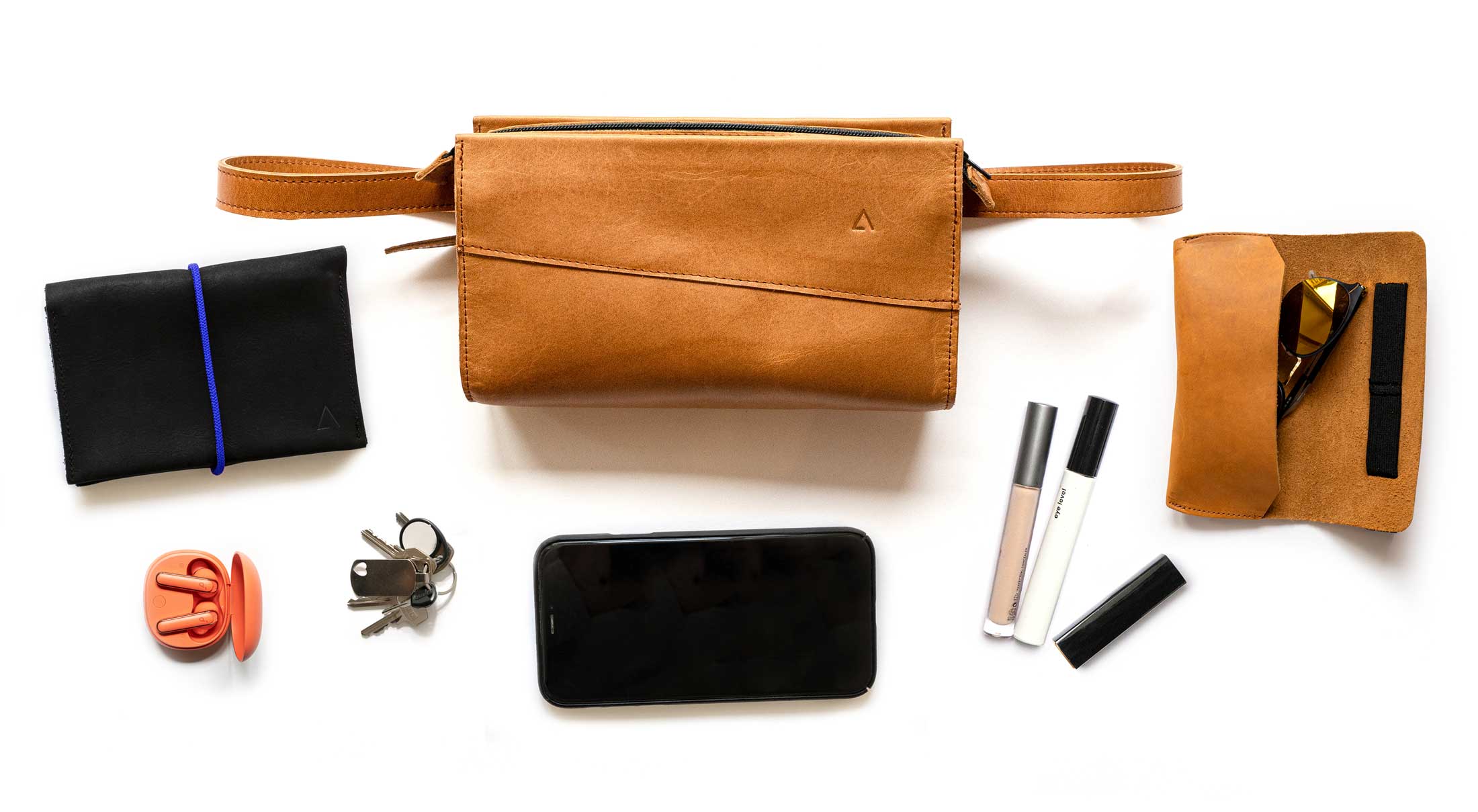 Unsere Crossbody Bag JEN bietet Platz für deine Essentials: Handy, Schlüssel, Portemonnaie, aber auch kleine Kopfhörer, Sonnenbrille und Make-Up passt hinein.